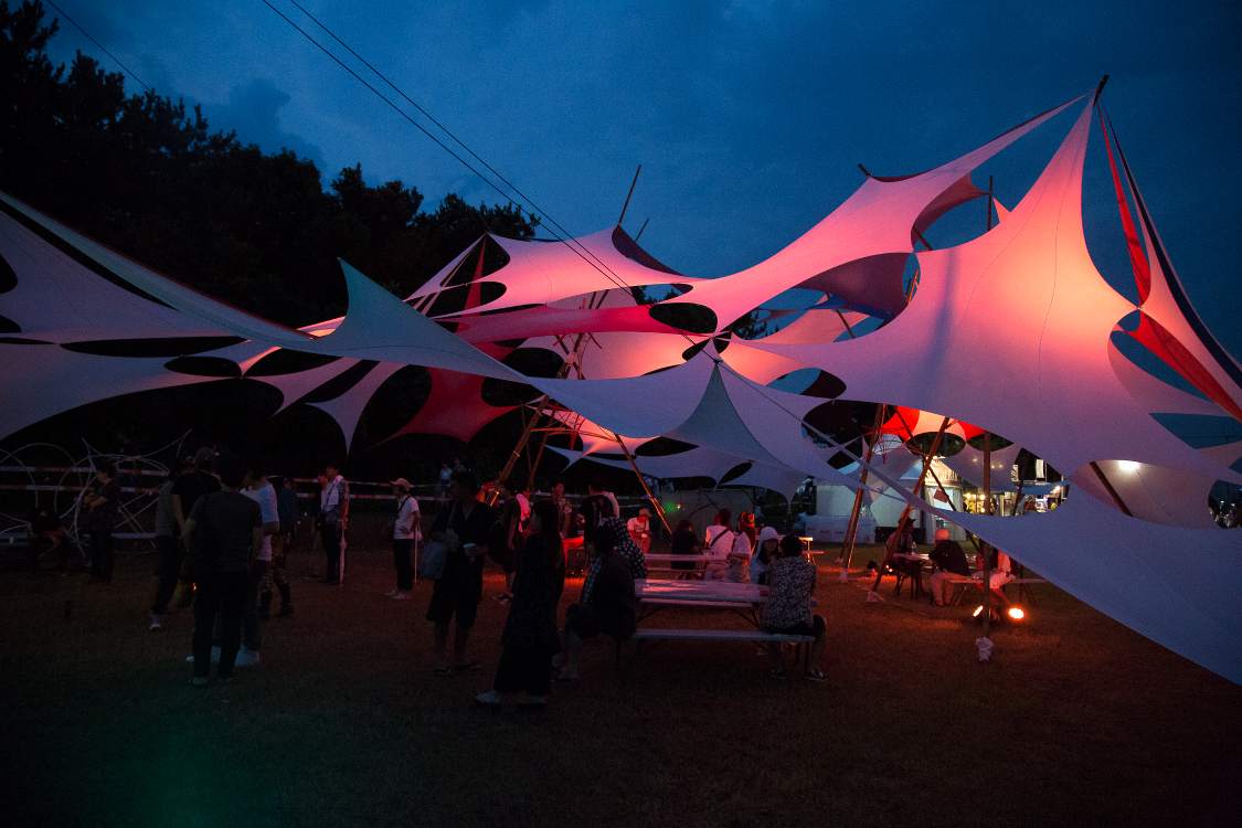 グリーンフィールドは午後から夕方まで無料のライブがあります。夜は公演なし。