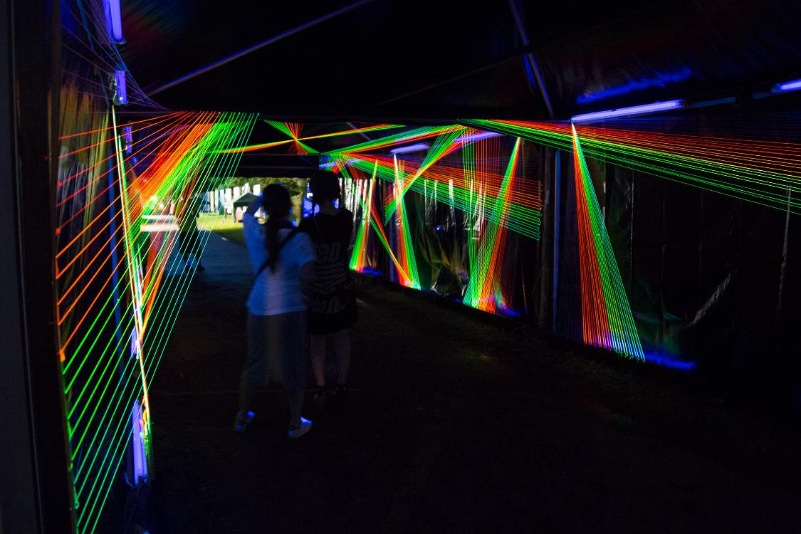 発光線によるテント内アート。
