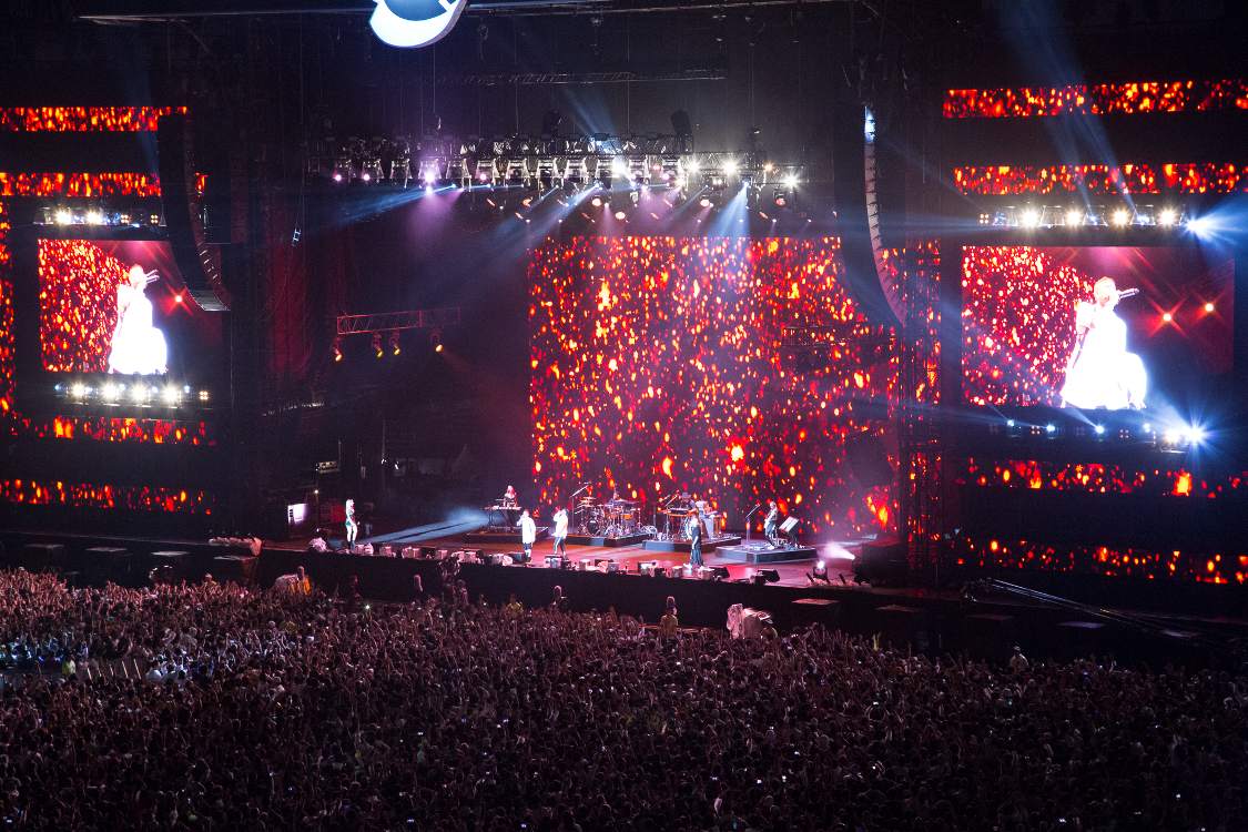 前回は10年前、マリンステージのトリでした。「ホェア・イズ・ザ・ラヴ」ではウィル・アイ・アムの長い演説がありました。自らの同属を持ち上げ、他者のけなす人を批判していました。