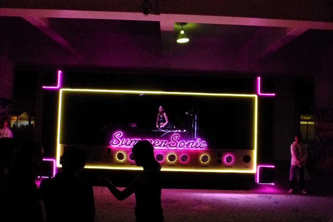 マリンステージの下でDJ。