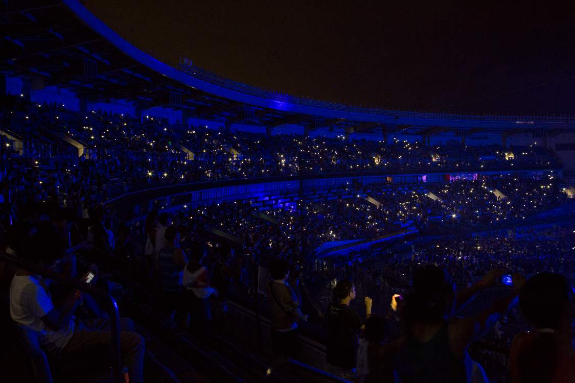 観客席はアリーナよりも光が目立ちます。