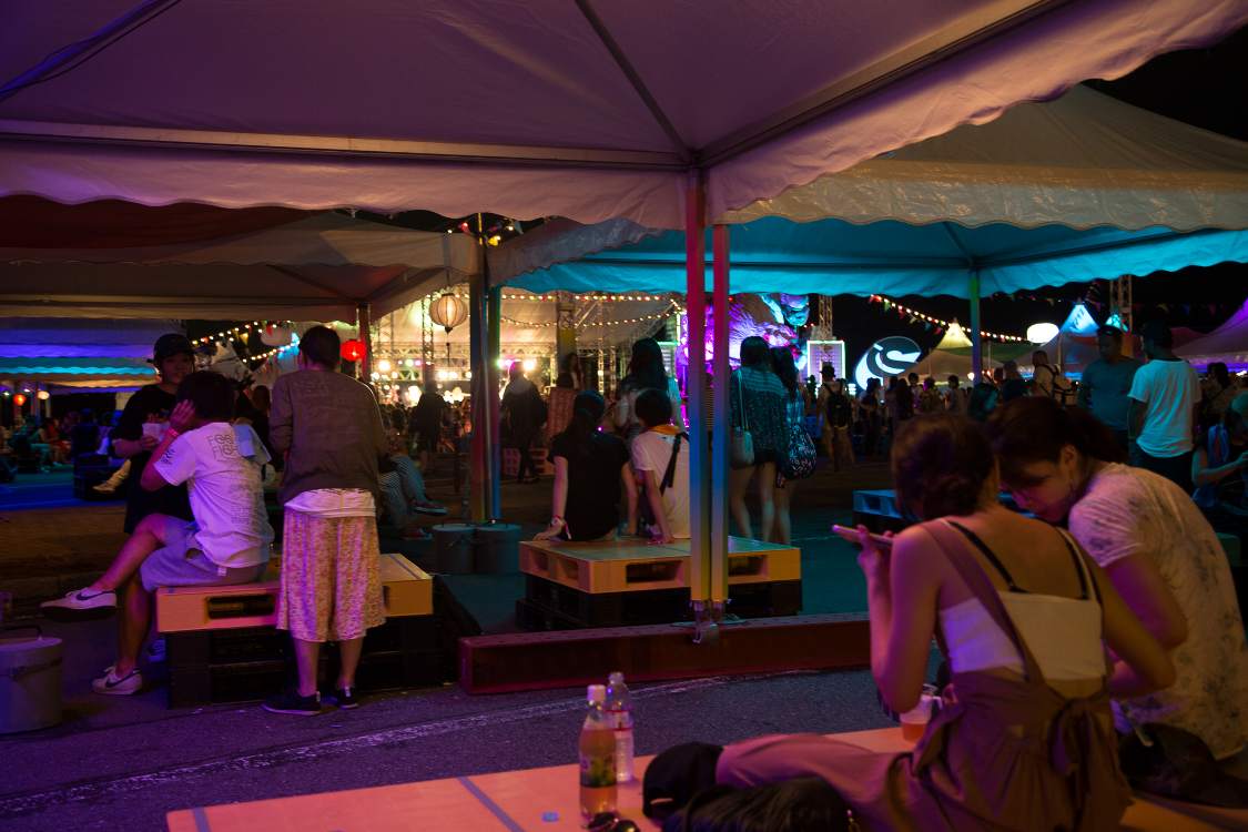 アイランドステージのベンチ。