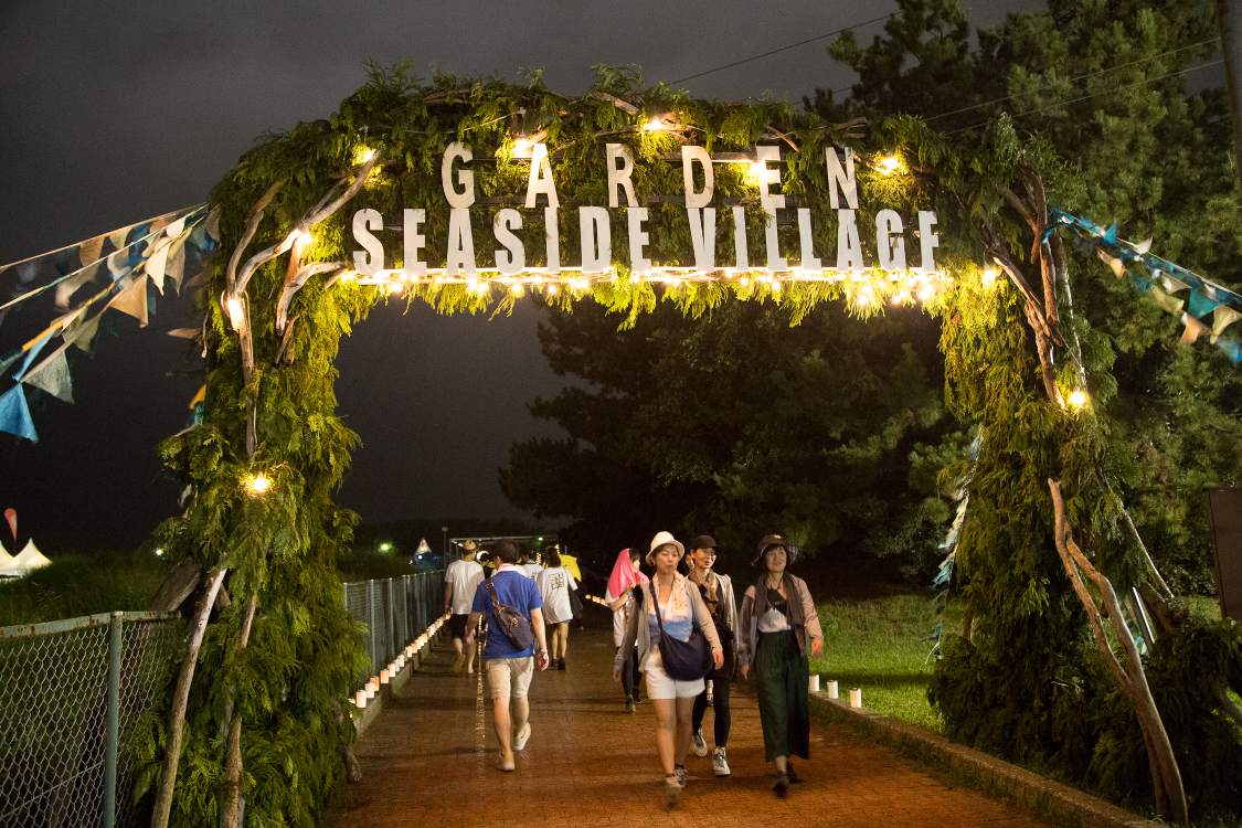 ガーデンステージ、シーサイドビレッジの入り口。伐採して間もない枝を使ったのか、葉が緑のままです。