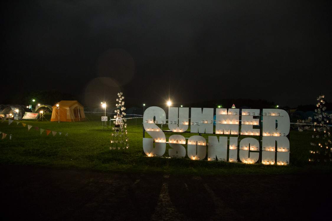 シーサイドビレッジの入り口にあるサマーソニックの大型表示。