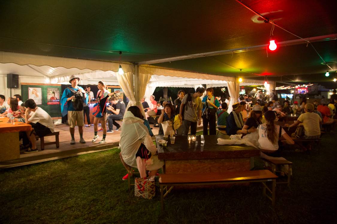 美浜茶房は屋根がテントの部分とひさしの部分があり、ひさし部分は雨が間接的に降ってきます。