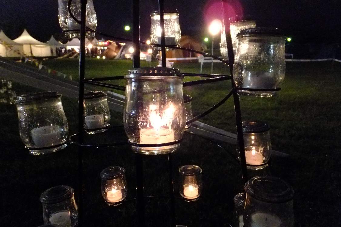 ろうそくのツリー。夜は雨だったので一部は消えています。