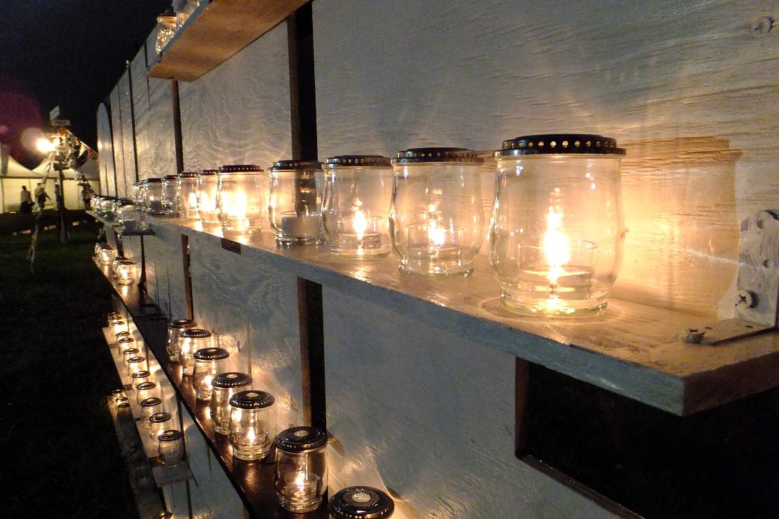 ろうそくのガラス瓶は文字にあまり関係なく置かれていました。