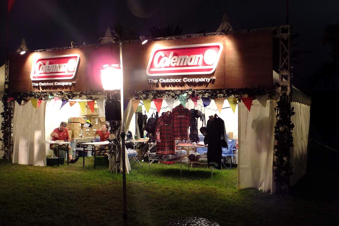 アウトドア用品販売のコールマン。