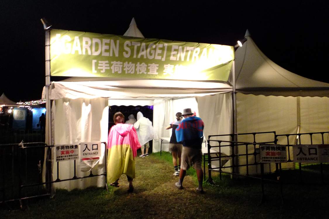 ガーデンステージ入り口の手荷物検査。マリンステージ、幕張メッセ入り口にも手荷物検査があります。