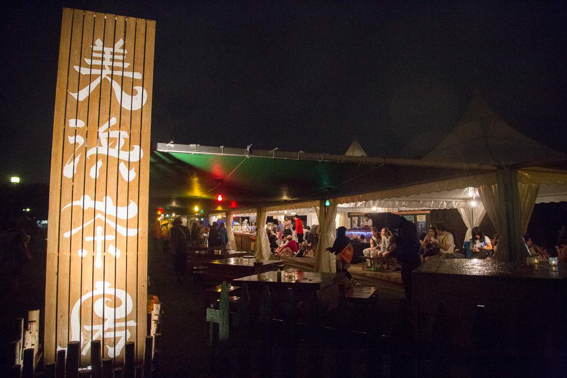 ガーデンステージの公演終了後、午後10時20分ごろ。客は少なくなっています。