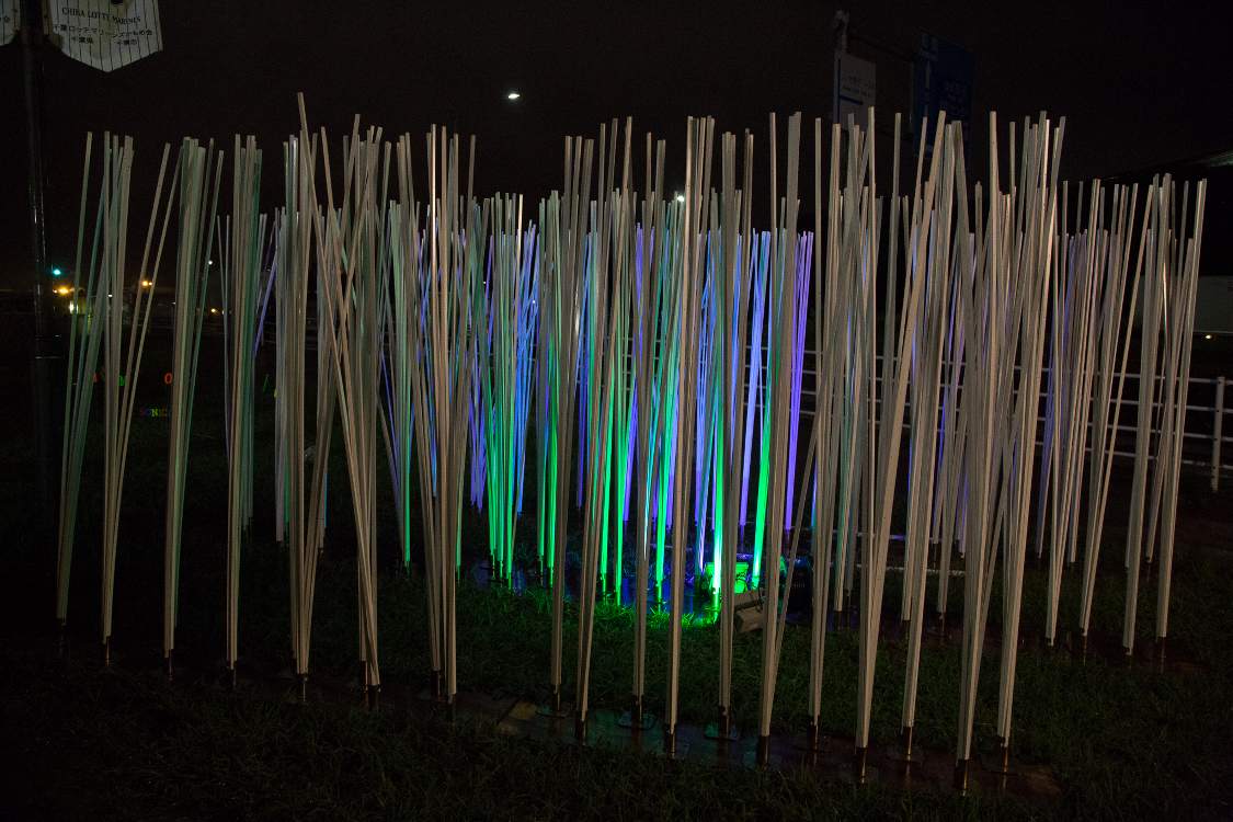 植物に見立てた発光アート。