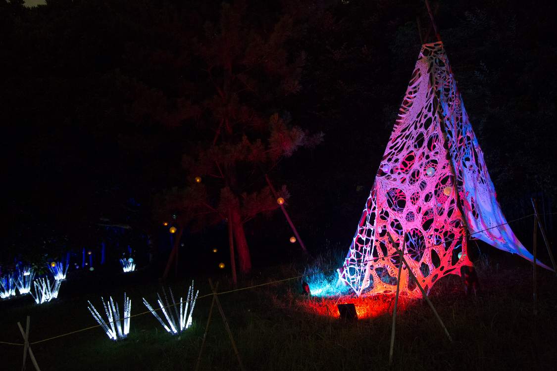 マリンステージから幕張メッセへ向かう北側の通路。例年ソニッカートの出展場所になっています。近年は生田目礼一の作品が並びます。