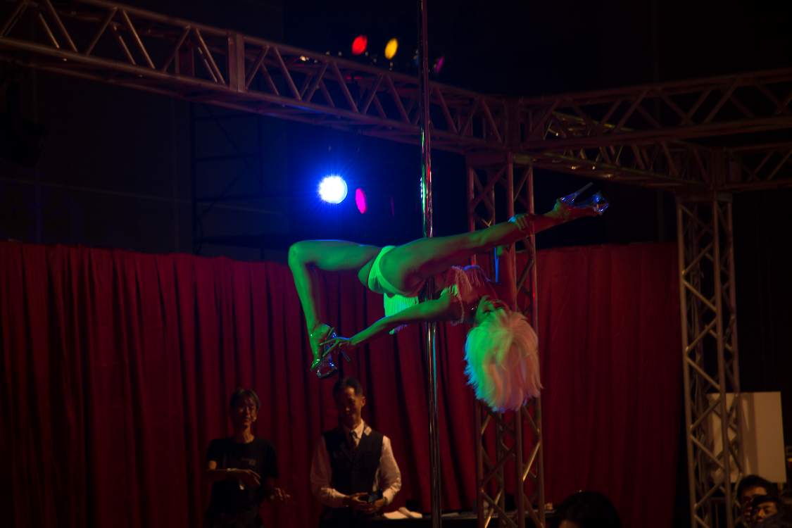 腕、脚を使わず、体だけで支えています。