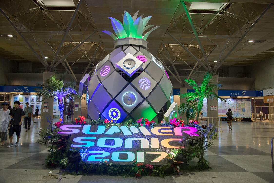 幕張メッセ入り口のオブジェ。パイナップルか。