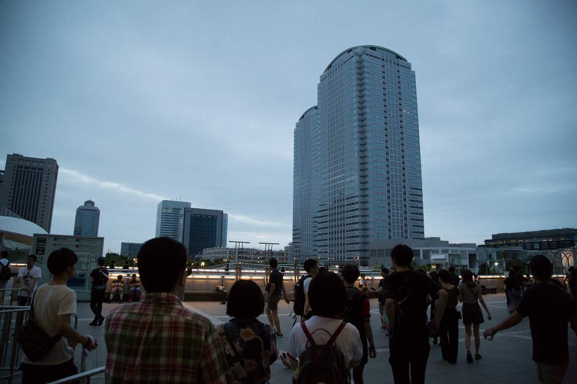 ホステスクラブオールナイター終演後の外。初日の夜は雨、2日目も一日中曇りでした。