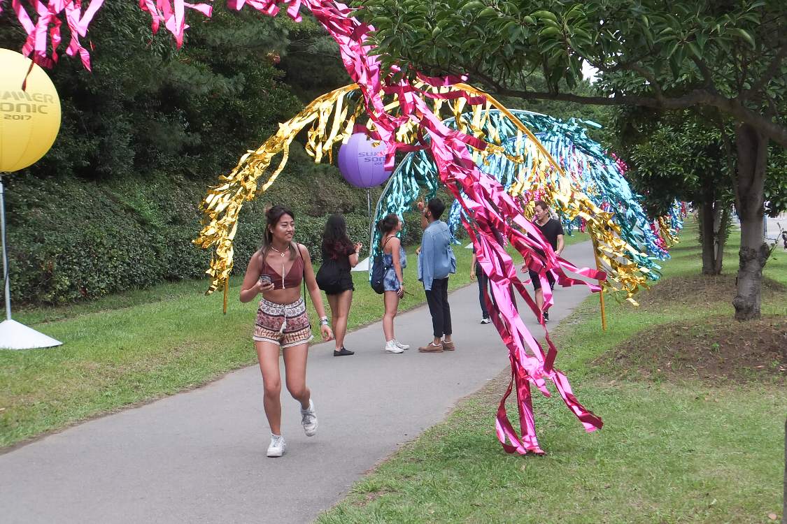 マリンステージ前、南側の歩道の装飾。