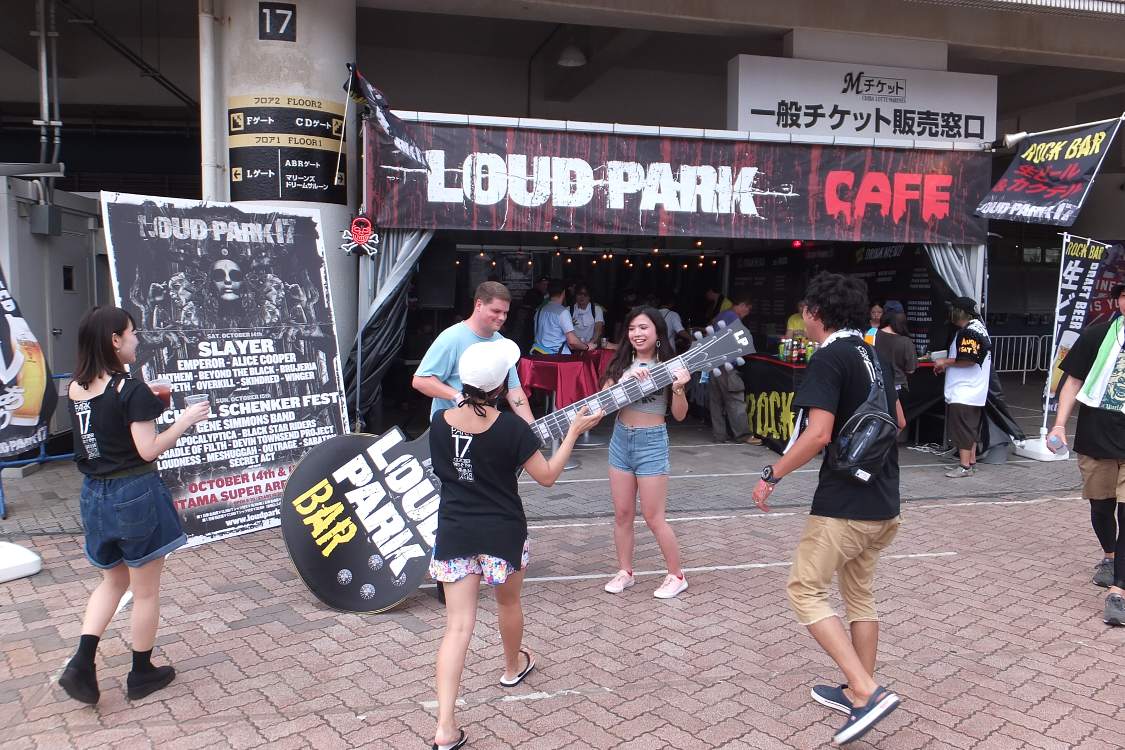 ラウドパークカフェ。撮影用の大きなギターが用意されています。