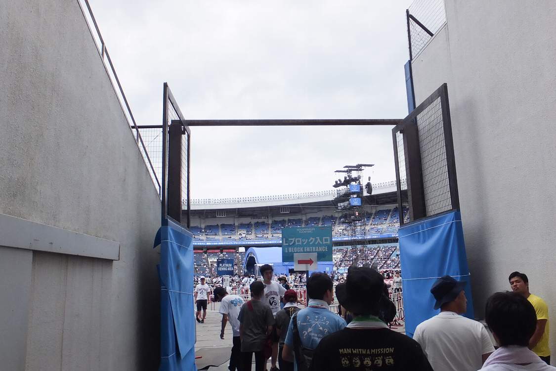 手荷物検査を経て通路を通過。