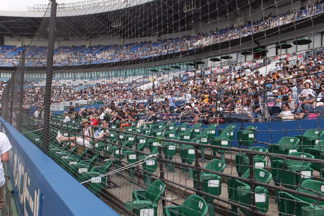 ステージを横から見るようになる内野席。