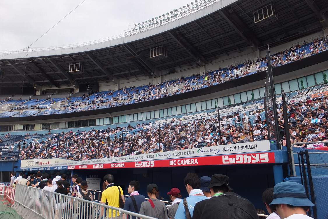 ほぼ中央から見えるスタンド席前方。