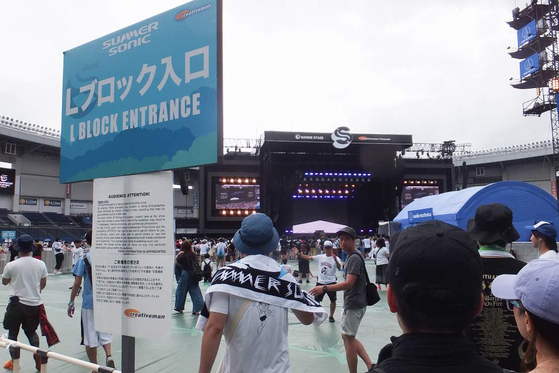 アリーナ後方へ。