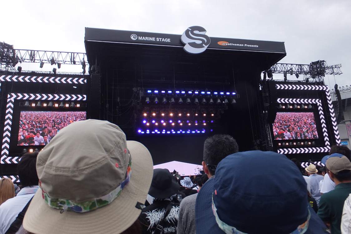 アリーナ前方へ。