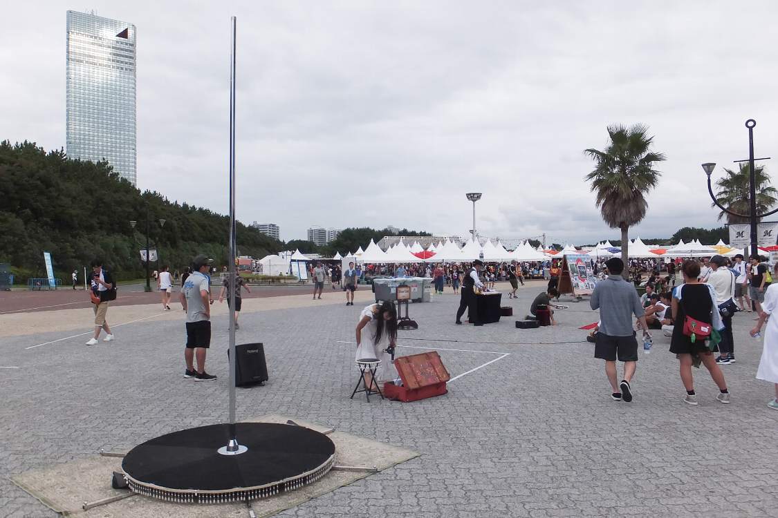 ポールダンス用のポール。大道芸人は何人もいるようです。