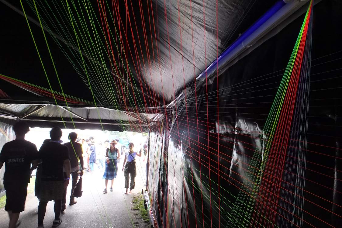 蛍光の線が張られており、夜の方が見栄えがします。