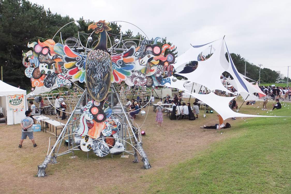 鷲、鷹をイメージしたような造形物。