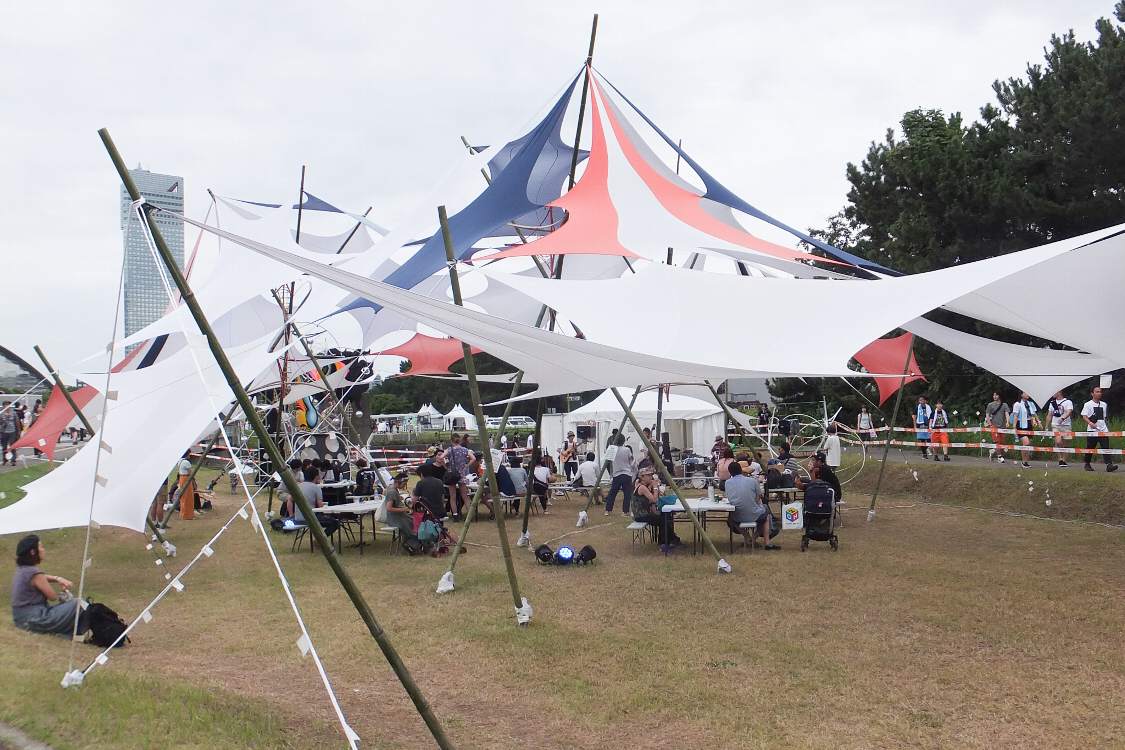 グリーンフィールドができたのは2016年から。それ以前は特に何もありませんでした。リストバンドがなくても入れる場所としては、グリーンフィールドとガーデンステージの通路にある物販エリア、マリンステージ側のソニッカートくらいになりました。