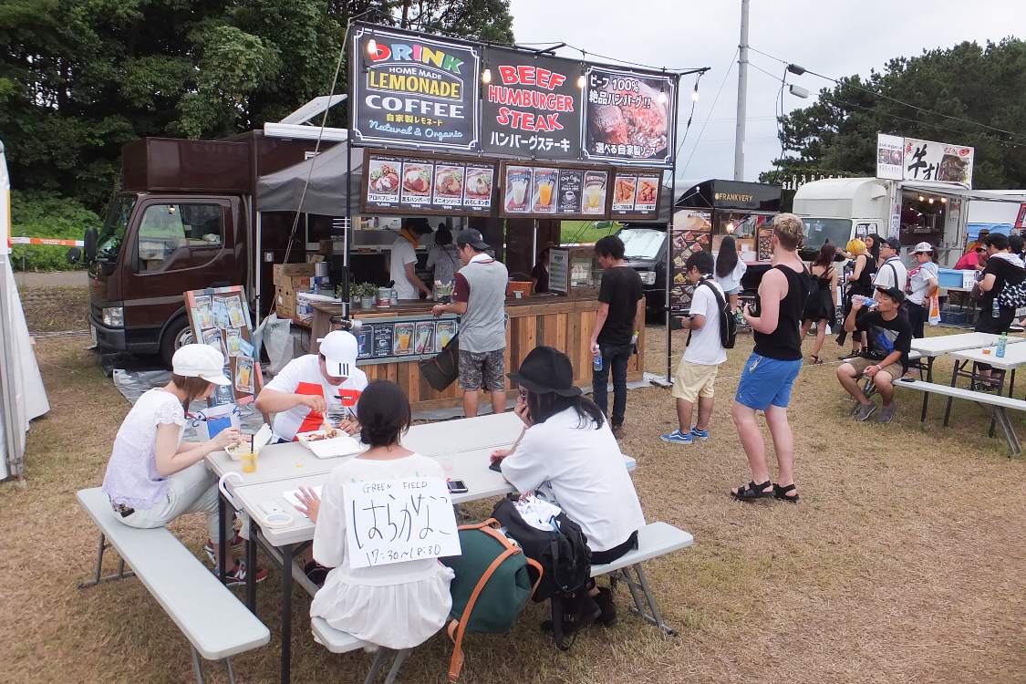 グリーンフィールドの飲食店。グッドタイム・ブランチ・コーヒー。出演者が背中で宣伝しています。