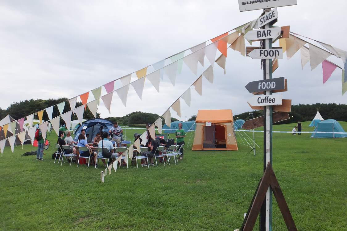 コールマンのテント付近でドラムサークルのようなことをしていました。