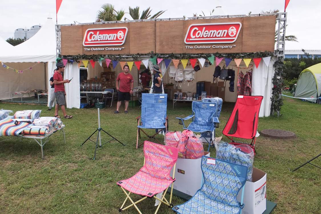 コールマン。シーサイドビレッジのキャンプ利用者相談所も兼ねているとみられます。