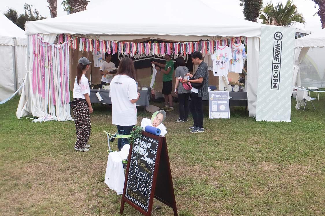 Tシャツ等に文字を型抜くステンシルのテント。ステンシルが分からないと何をするテントなのか理解しにくいでしょう。