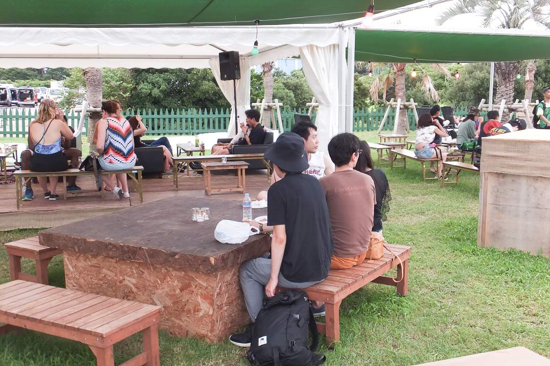 テーブル、いすも多数。