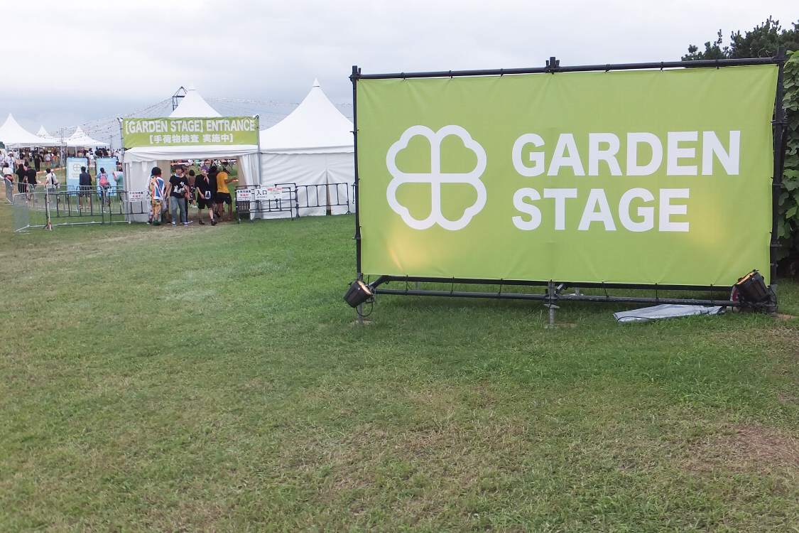 ガーデンステージのステージ入り口。