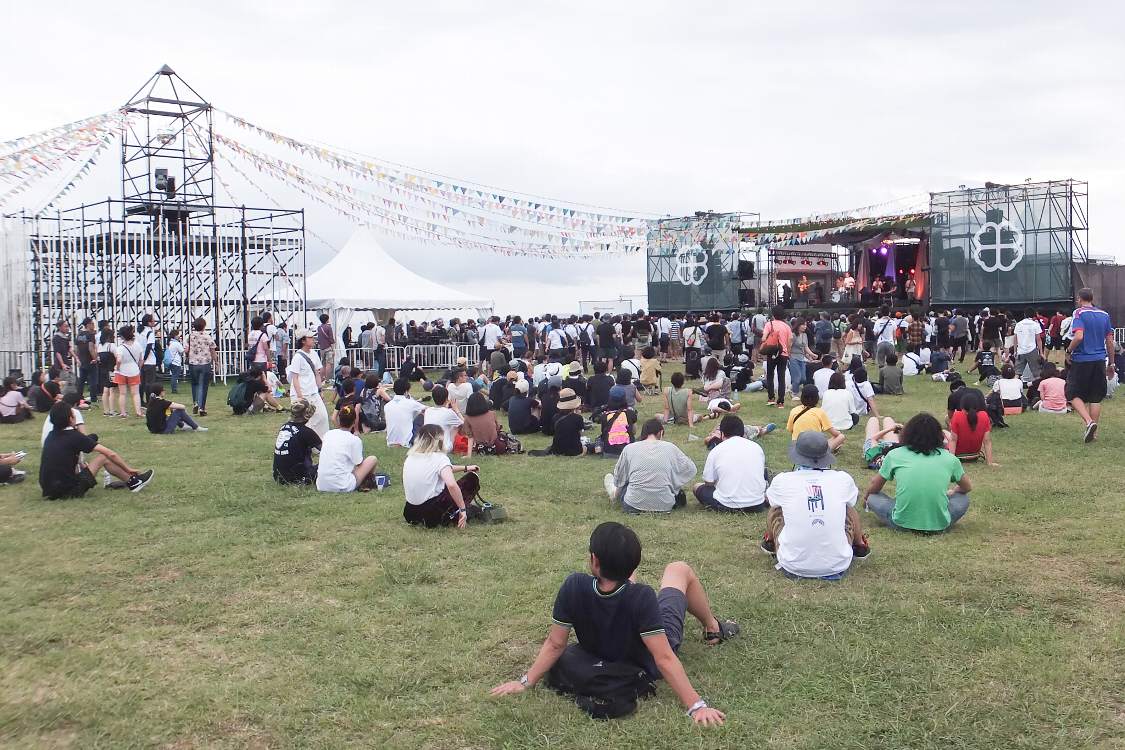 ステージ自体は以前とそれほど変わりませんが、両脇に大きな幕を付けたことで大きく見えるようになりました。