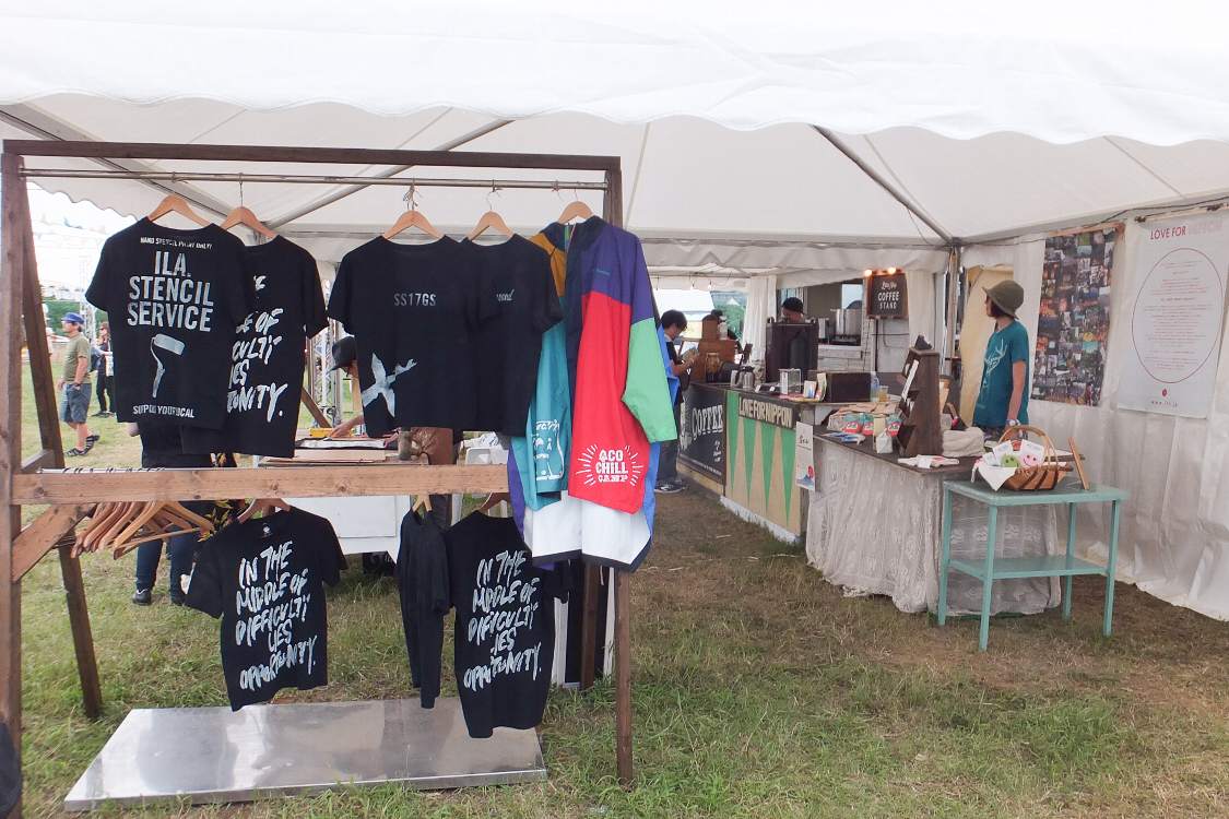 料理以外にTシャツ等も販売。