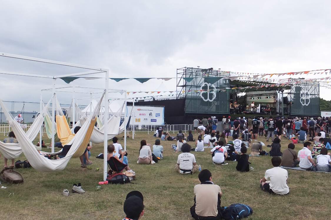 ハンモックからステージは見えにくい。