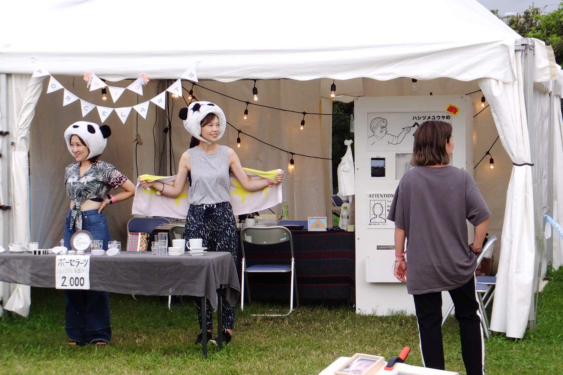 白磁の食器をデザインするポーセラーツ。