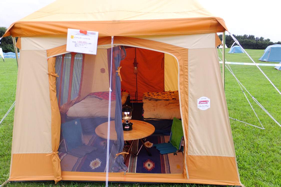 2人向けのスペース。いすは座椅子、寝具はベッド状。