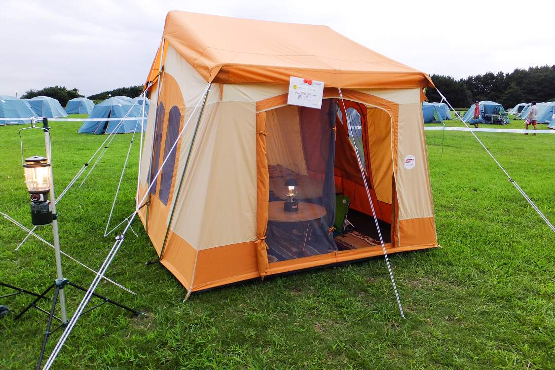 家形のテント。