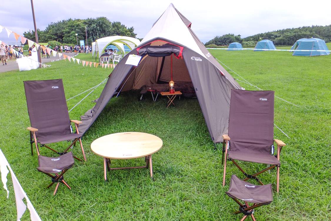 真ん中に支柱があるタイプ。床のマットがなく、寝具がベッド状になっているのが見えます。