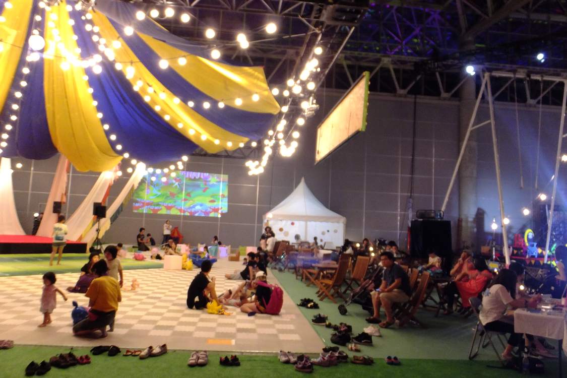 靴を脱いで入場。