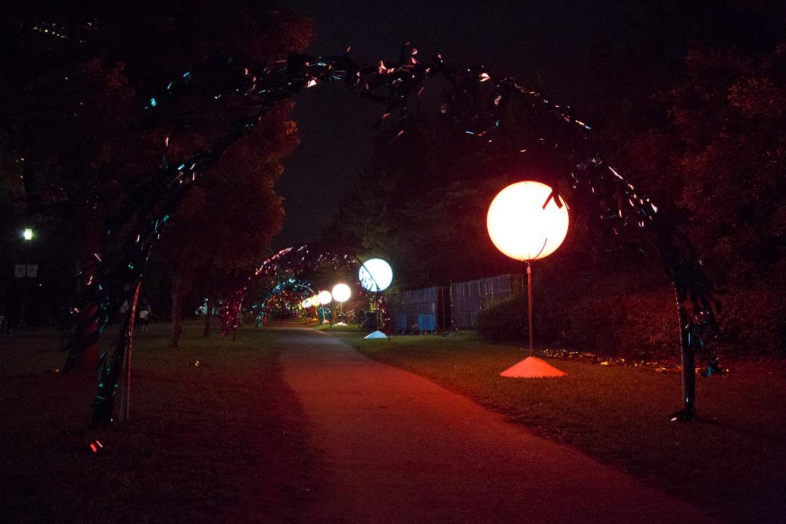 南側方面の通路。照明灯がほぼないので主催者が照明を並べています。