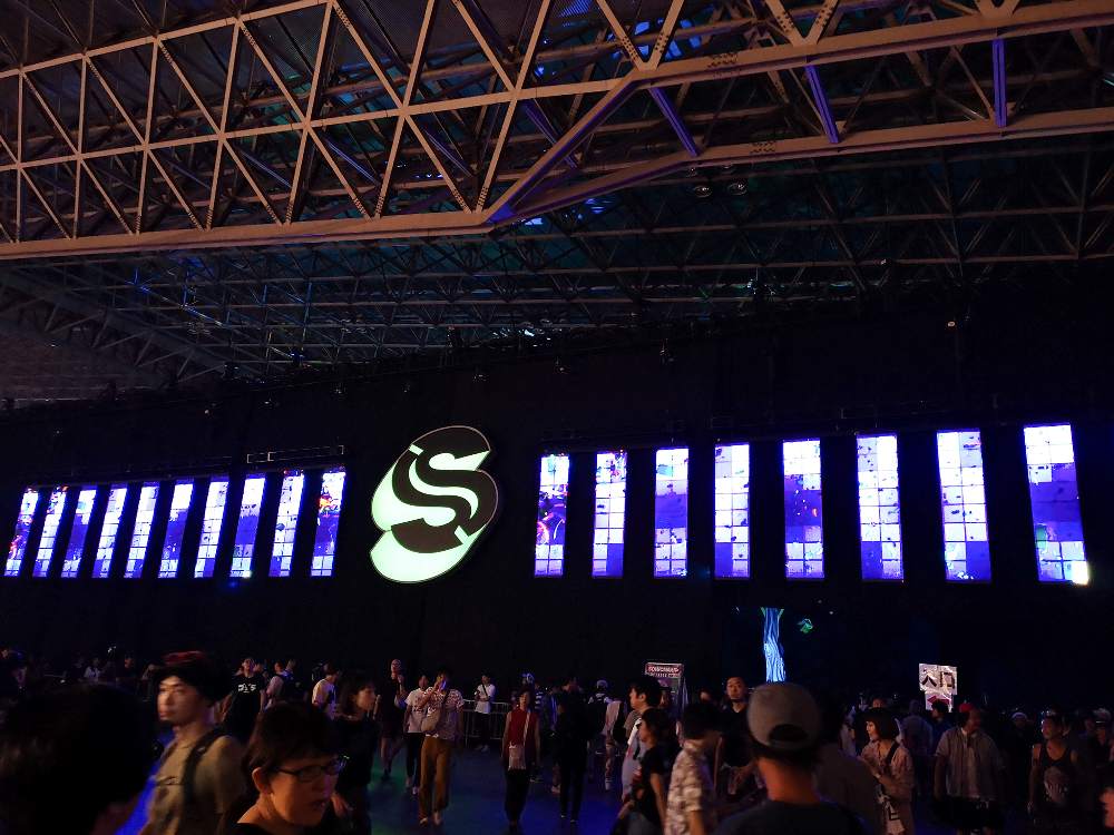 壁の裏側がソニックマニア・エルロウのステージ。