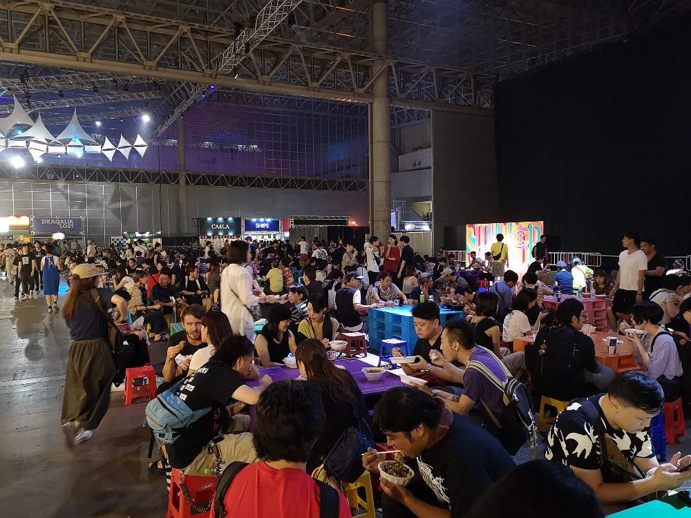 通常の飲食席。