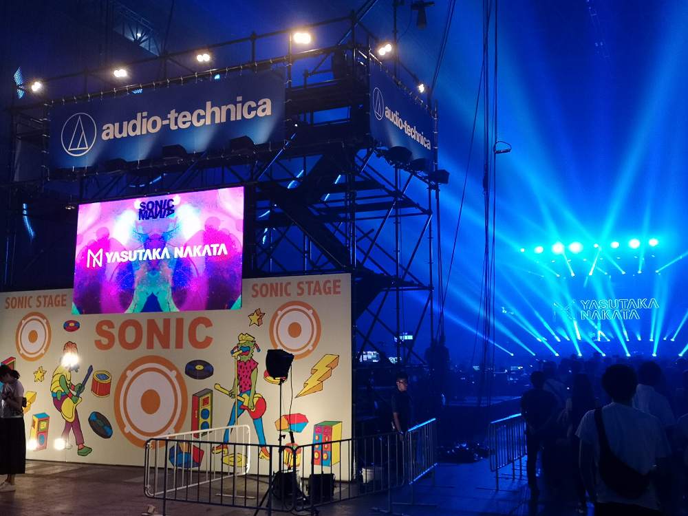 サマーソニックのソニックステージの看板が出ていますが、ソニックマニアではソニックウェーブというステージ名が付いています。