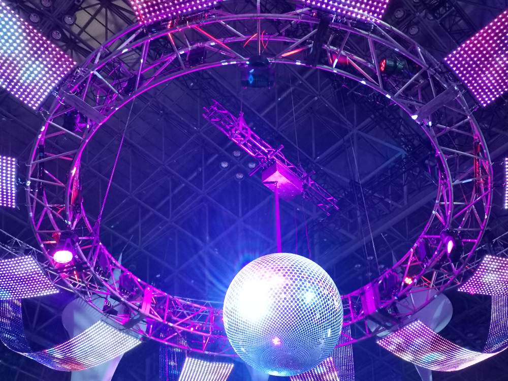 巨大な物が天井にあると落ち着かない人は多いのではないか。