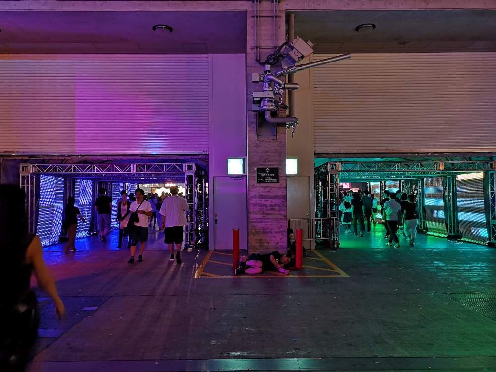 通路はLEDの見本市のような装飾でした。